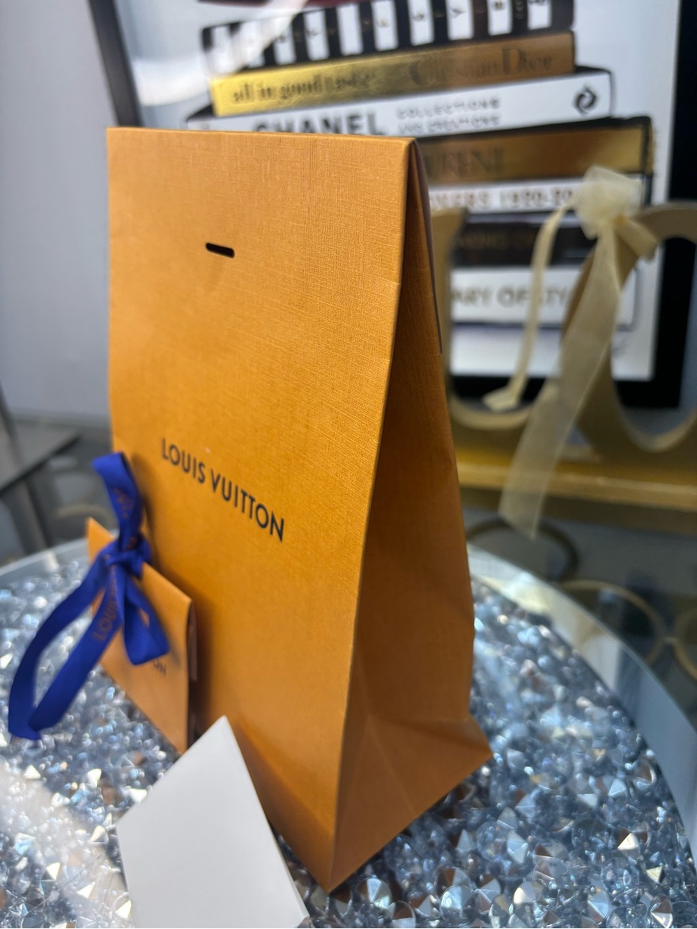 Louis Vuitton orange paper shopping bag paired with a matching envelope - Picture 6 of 9